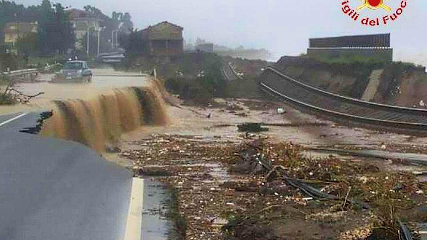 L'esondazione di un fiume ha spazzato via ferrovia e strada statale