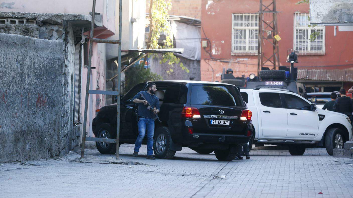 Agenti del servizio antiterrorismo turco in azione nei giorni scorsi