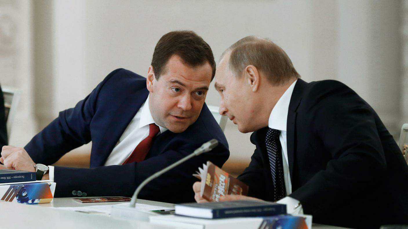 Medvedev (s) con Vladimir Putin (d)
