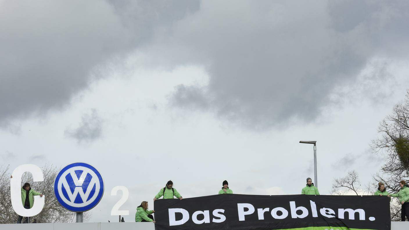 L'azione degli attivisti di Greenpeace alla sede di VW a Wolfsburg