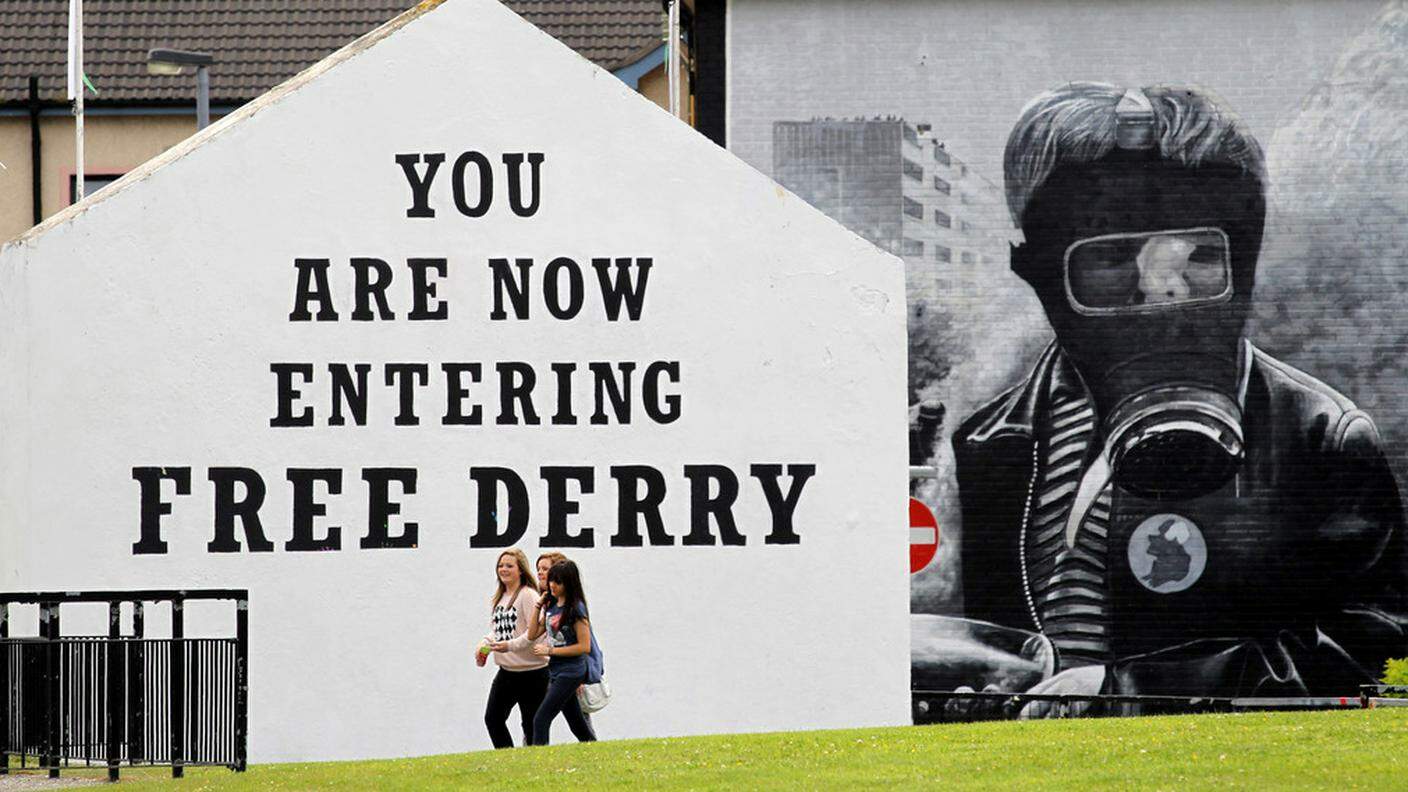 Un murale nella città che i repubblicani chiamavano Derry e gli unionisti Londonderry