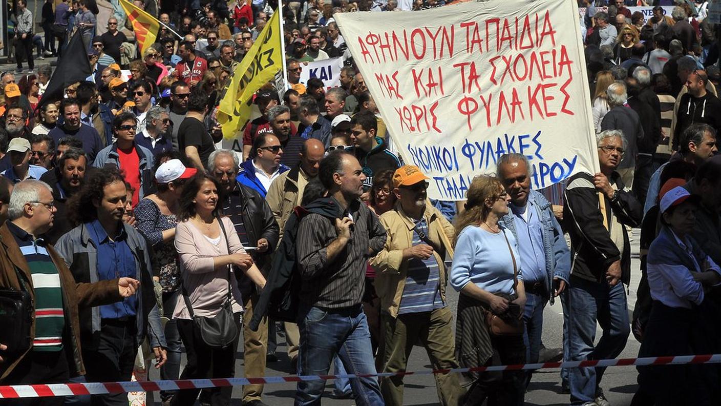 Manifestanti di fronte al Parlamento greco, ad Atene (foto d'archivio)