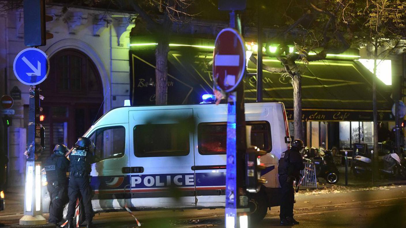 La polizia al teatro Bataclan, luogo di uno degli attacchi