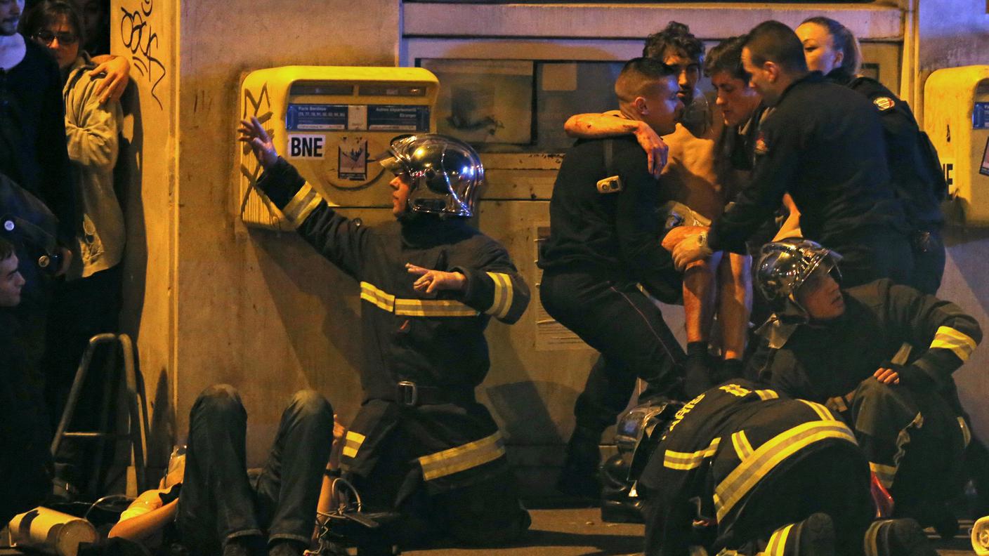 I primi soccorsi ai sopravvissuti dell'attacco al club Bataclan