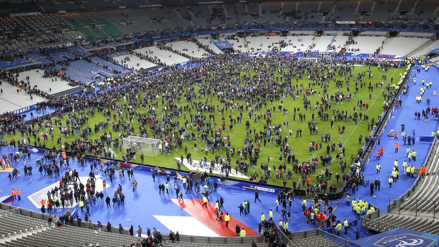 Il terreno dello Stade de France invaso al termine di Francia-Germania