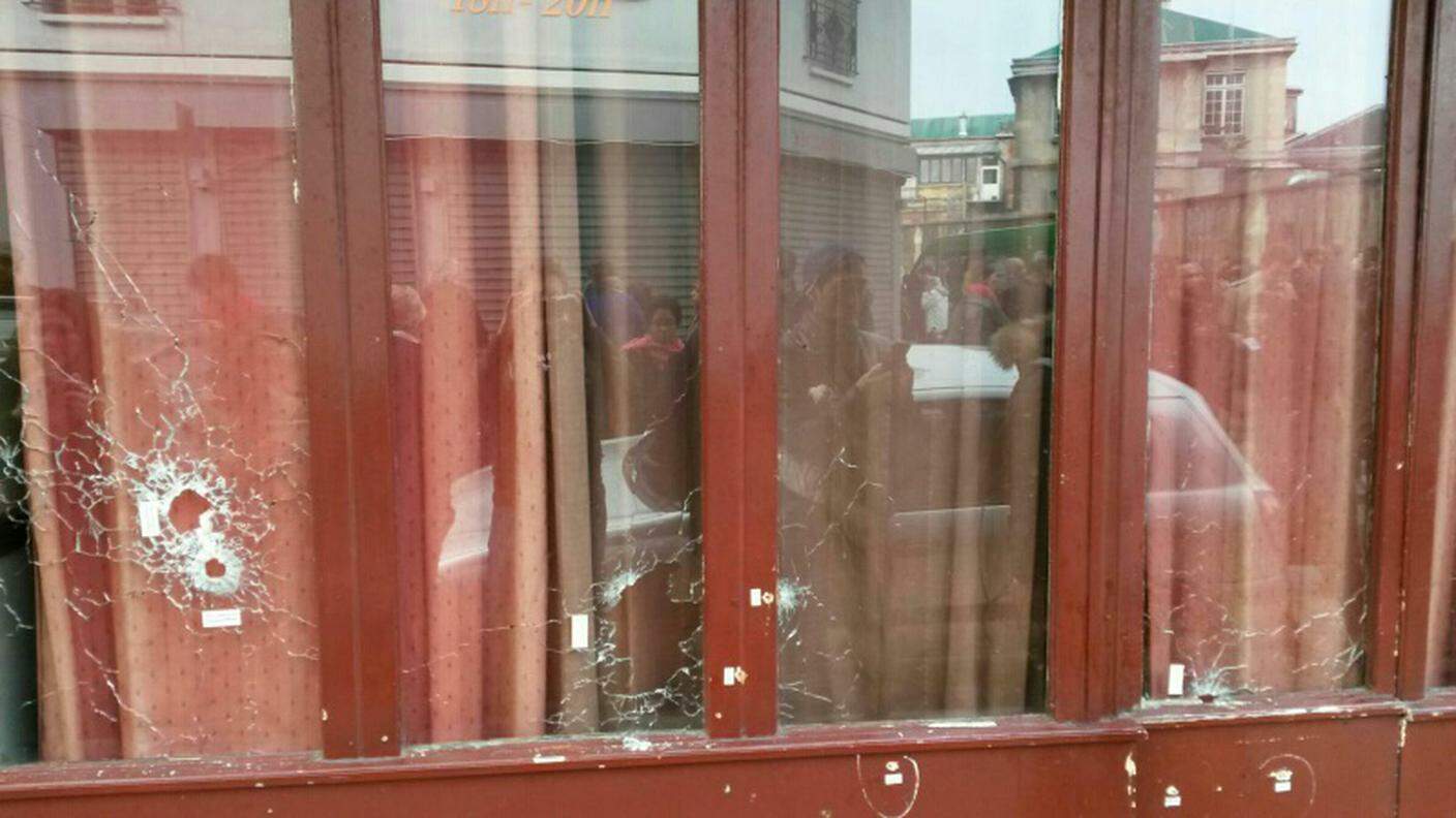 La vetrina del bistrot Carillon crivellata dai colpi dei terroristi