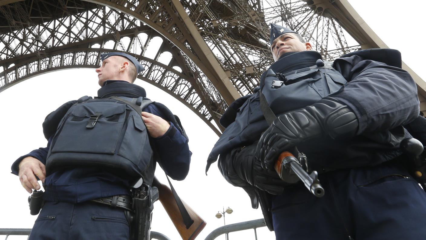 Controlli alla Tour Eiffel 