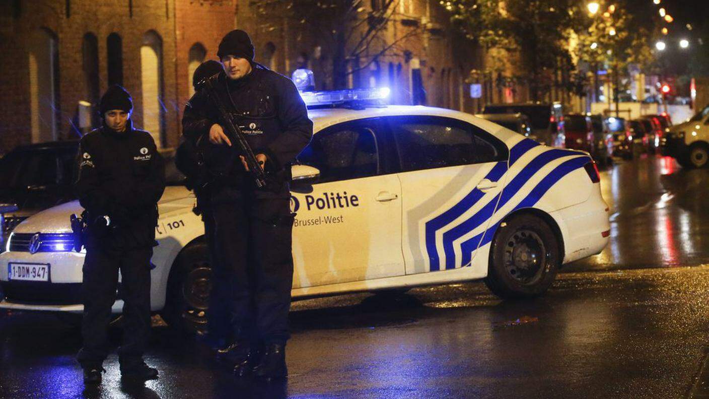 La polizia belga presidia il comune di Molenbeek