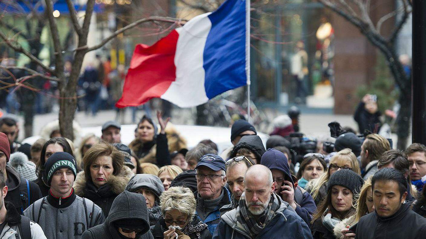 Migliaia di persone in strada a Montréal per commemorare le vittime degli attentati