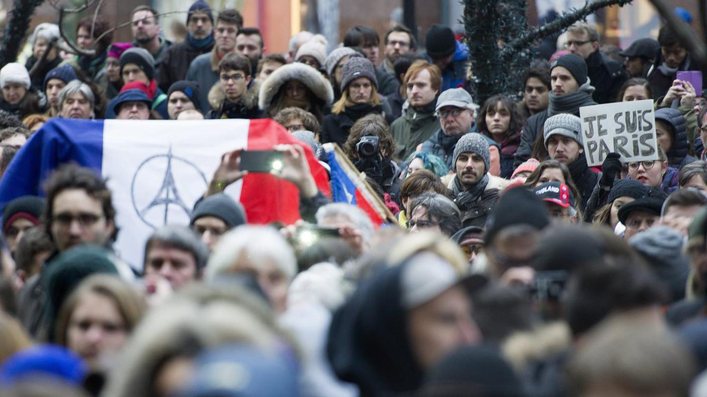 Migliaia di persone in strada a Montréal per commemorare le vittime degli attentati