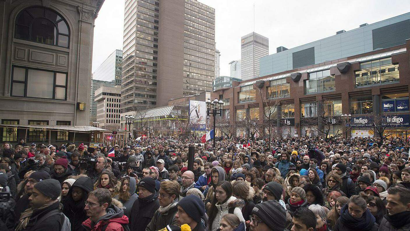 Migliaia di persone in strada a Montréal per commemorare le vittime degli attentati
