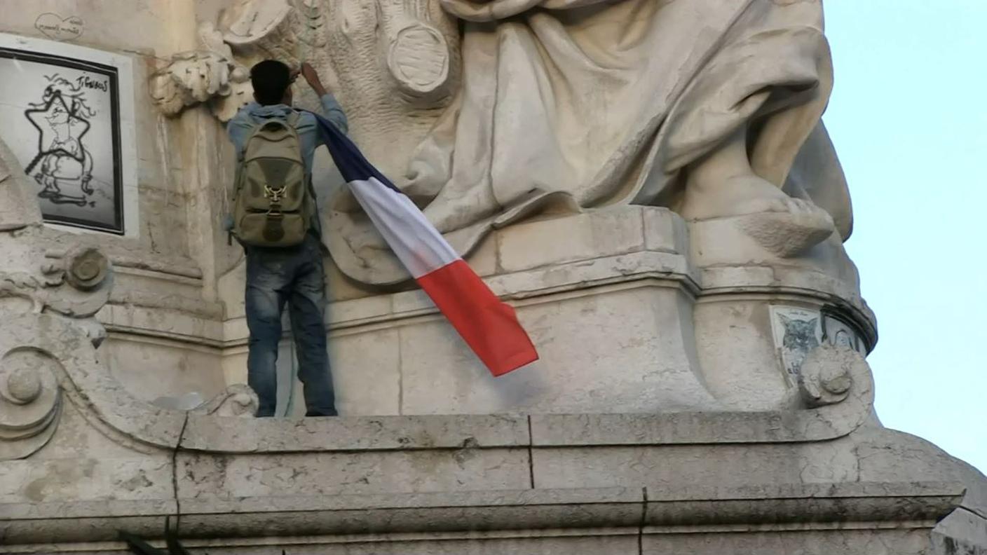 Place de la République: si riafferma la vita