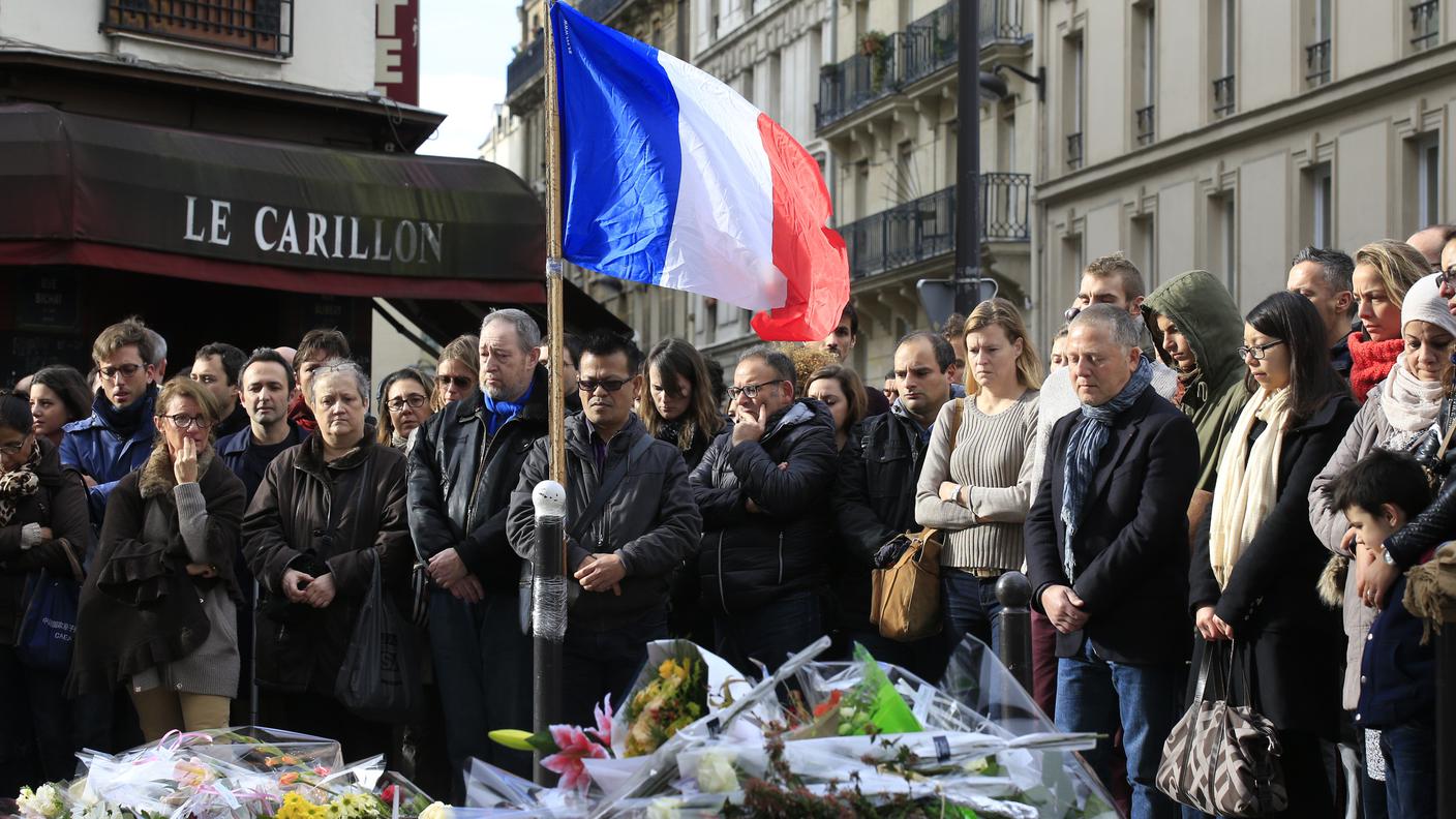 La folla raccolta fuori da Le Carillon, uno dei luoghi attaccati