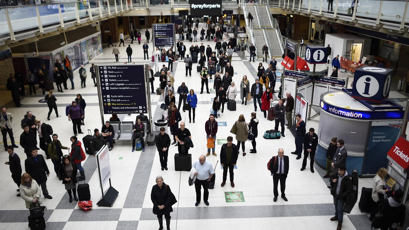 Tutti fermi alla stazione di Liverpool Street a Londra