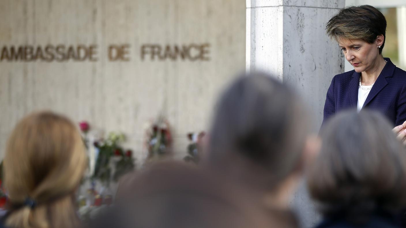 Simonetta Sommaruga all'esterno dell'ambasciata francese di Berna