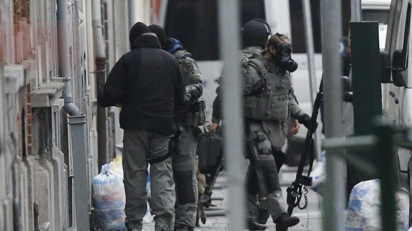 La polizia belga in azione a Molenbeek