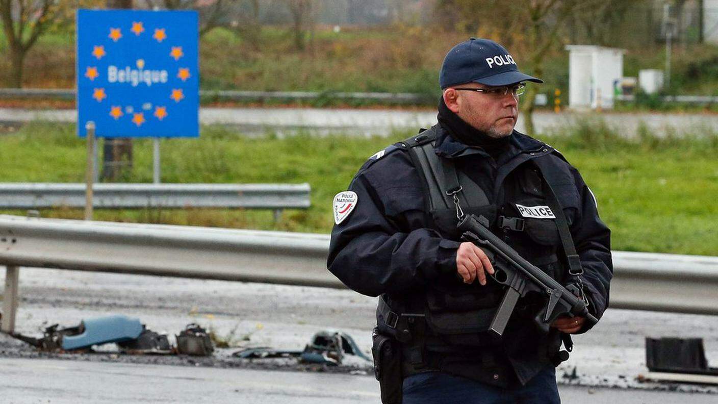 Un poliziotto francese al confine con il Belgio