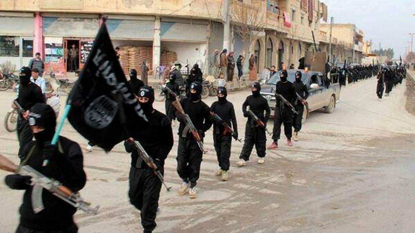 Miliziani del sedicente Stato Islamico a Raqqa, in Siria