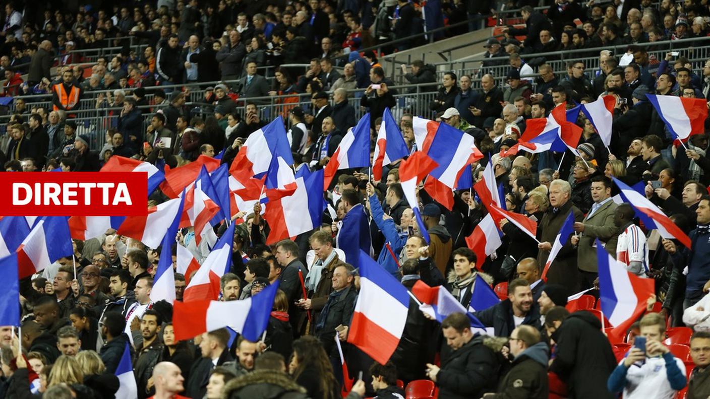 Colori francesi a Wembley, dove lo stadio ha cantato la Marsigliese prima di Inghilterra-Francia