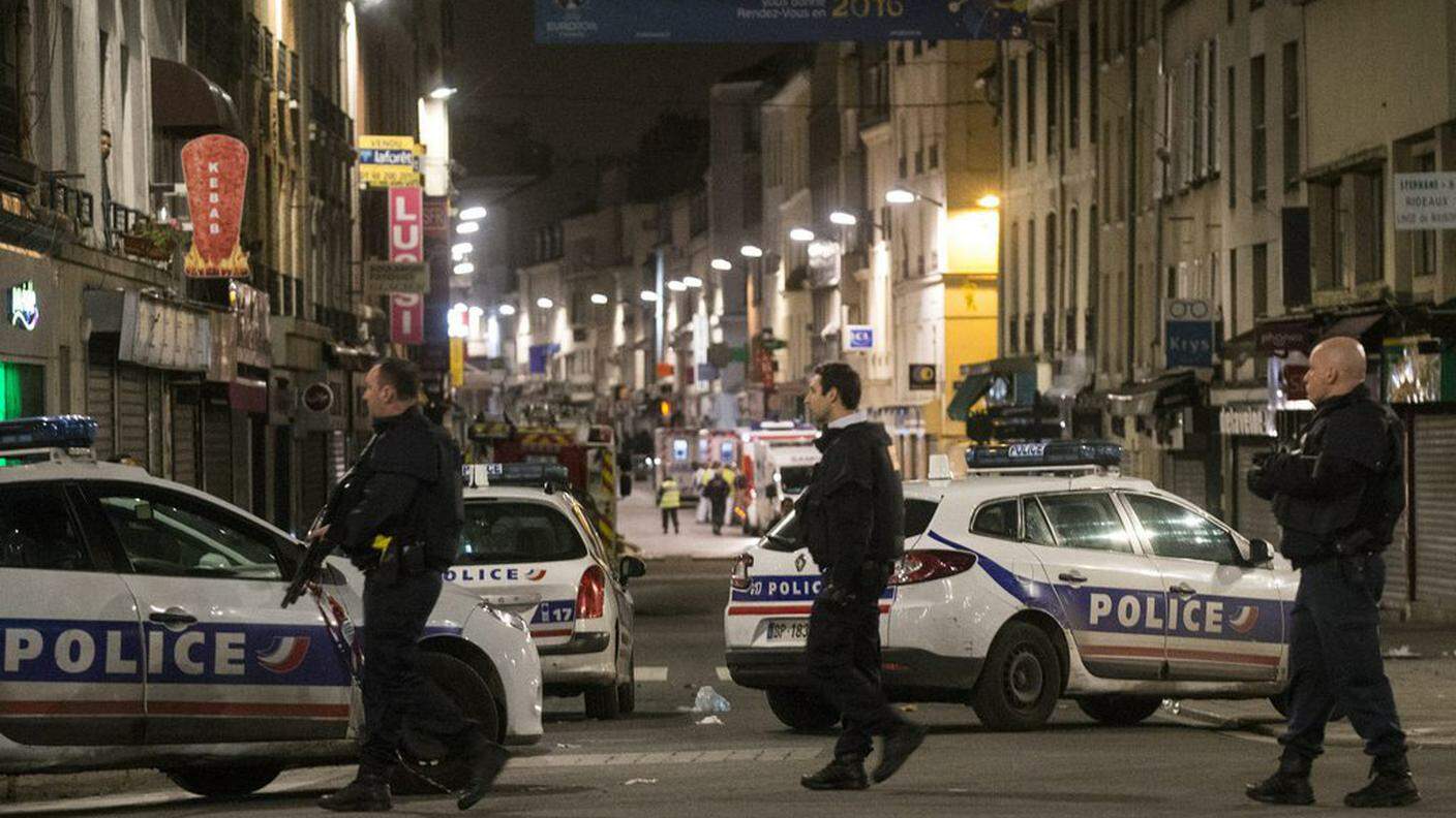 Agenti nel centro di Saint Denis