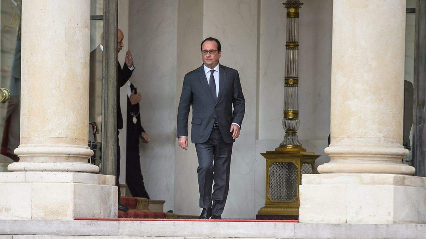 Il presidente francese mentre lascia l'Eliseo
