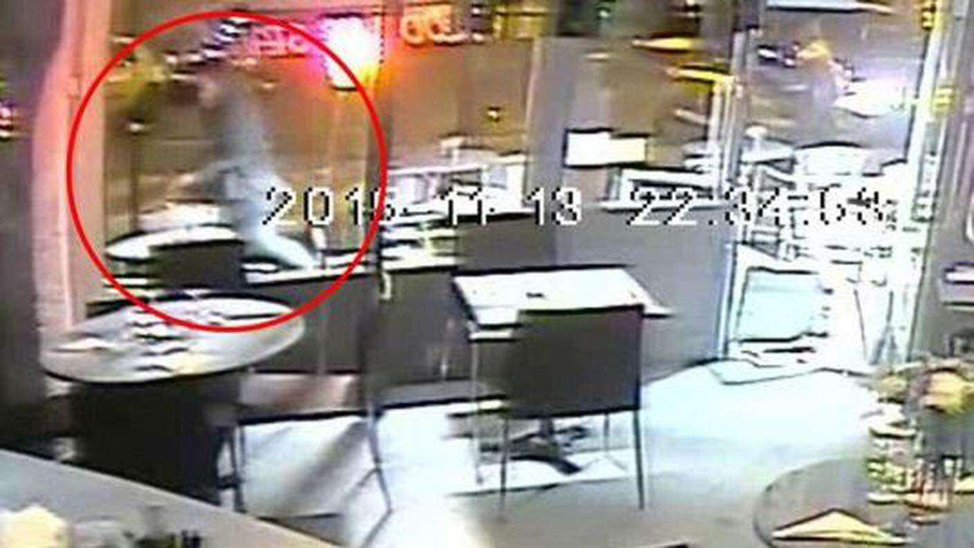 Un frame del video diffuso dal Daily Mail online con l'uomo armato di Kalashnikov 