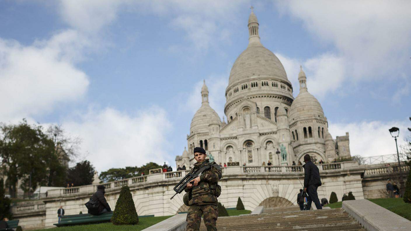 Un militare francese davanti alla basilica del Sacro Cuore di Parigi