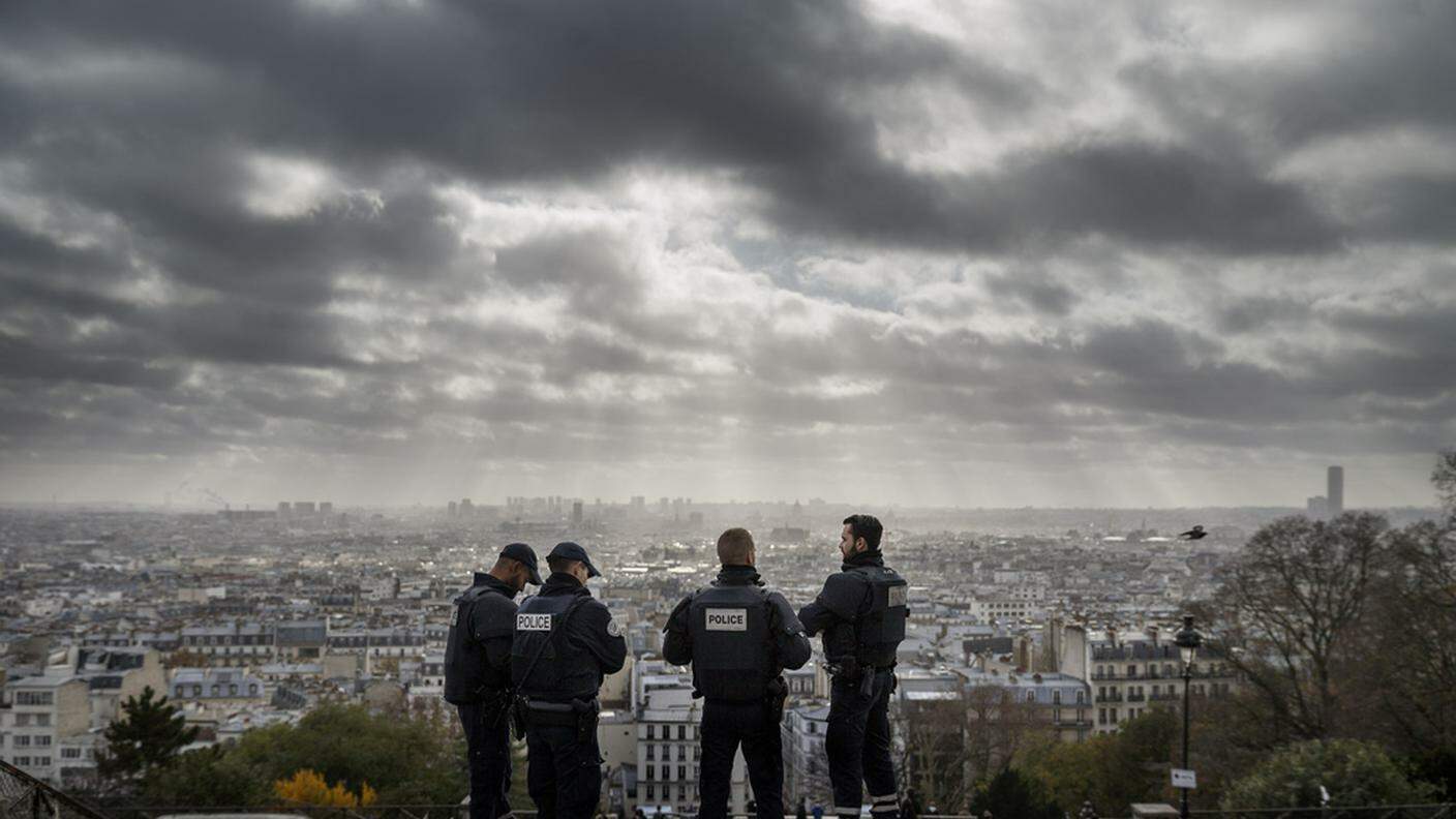 Agenti francesi sullo sfondo di Parigi