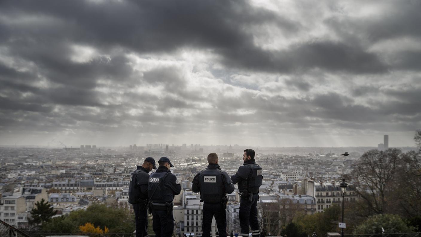 Agenti francesi sullo sfondo di Parigi