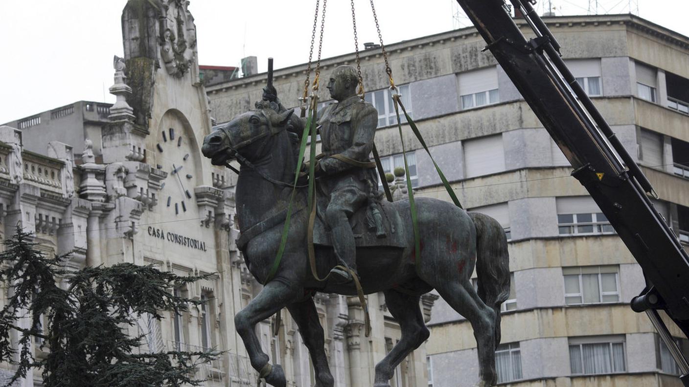 La rimozione di una delle ultime statue, a Santander nel 2008
