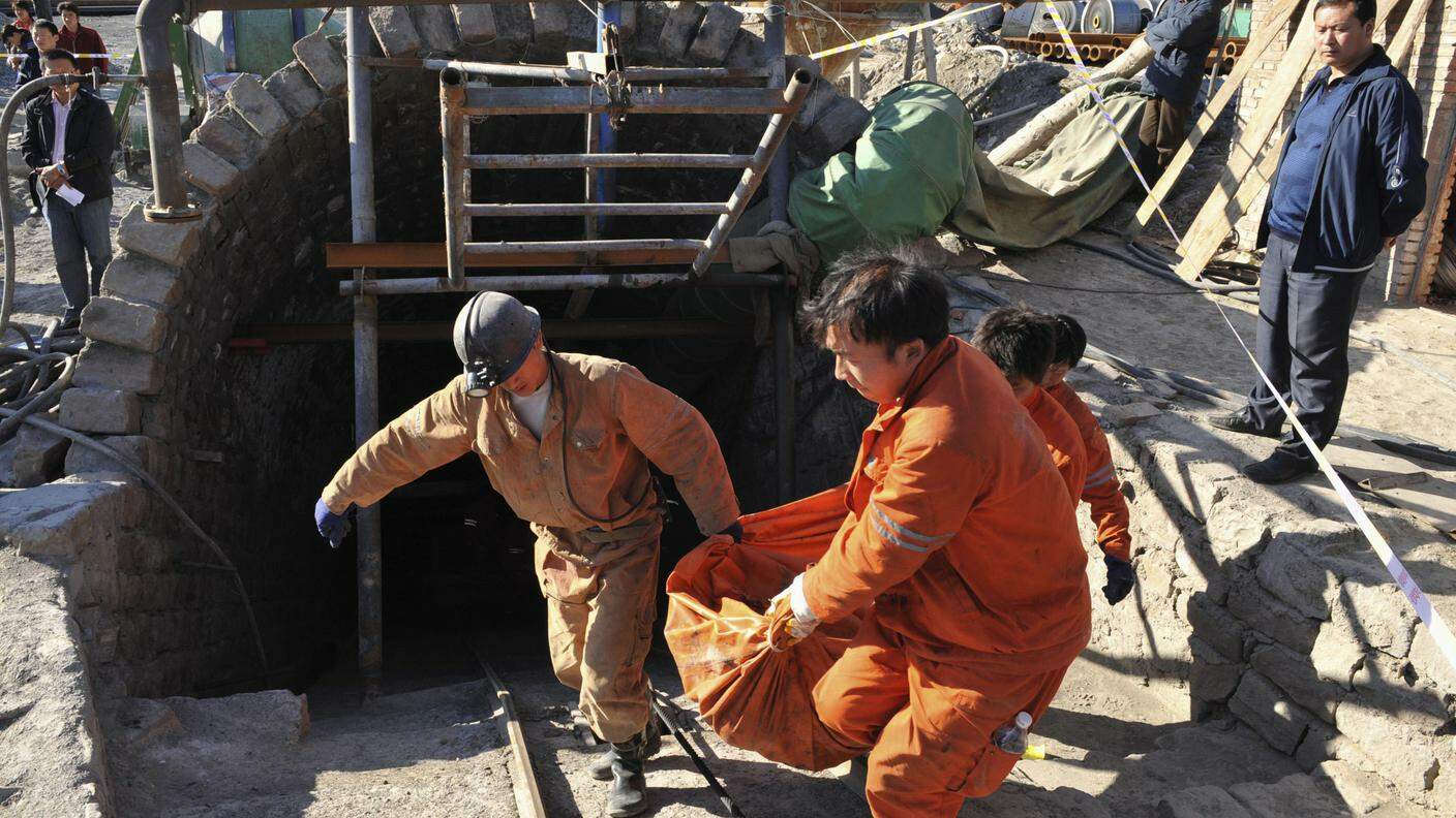L'intervento dei soccorritori dopo l'attacco alla miniera nello Xinjiang
