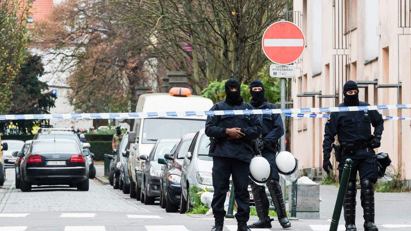 Un'immagine dell'intervento della polizia belga a Molenbeek