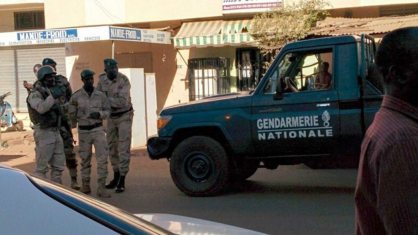 Agenti delle forze speciali maliane nei pressi dell'hotel assaltato