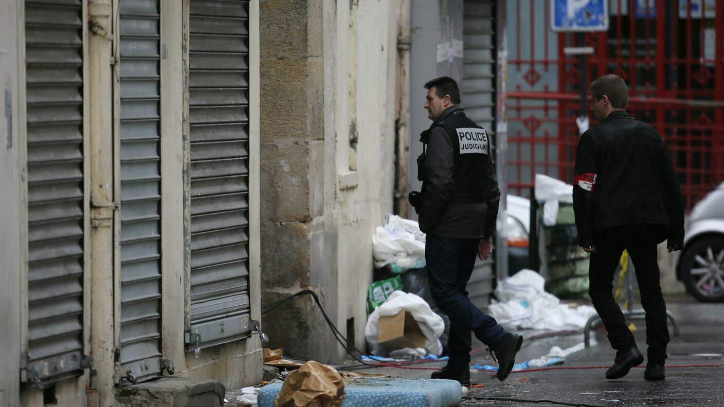 La polizia francese all'opera a Saint-Denis nei giorni scorsi