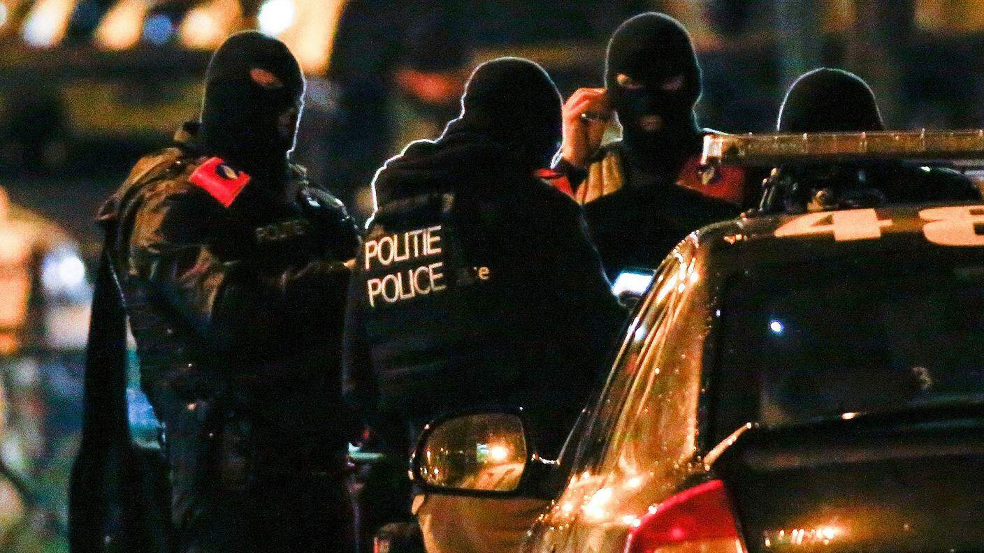 Gli agenti belgi entrati in azione domenica sera a Bruxelles
