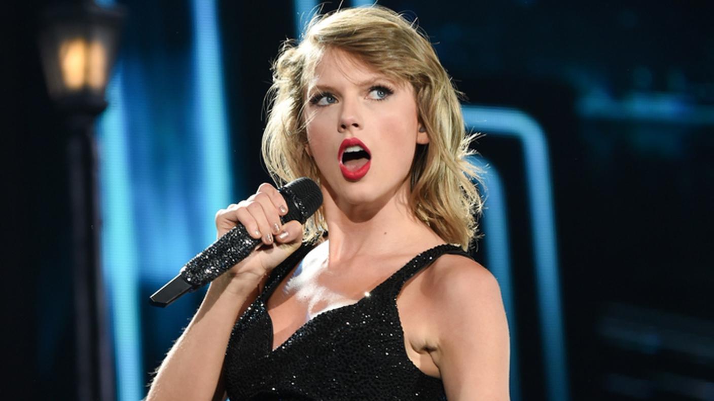 Taylor Swift è stata la dominatrice degli American Music Awards 2015
