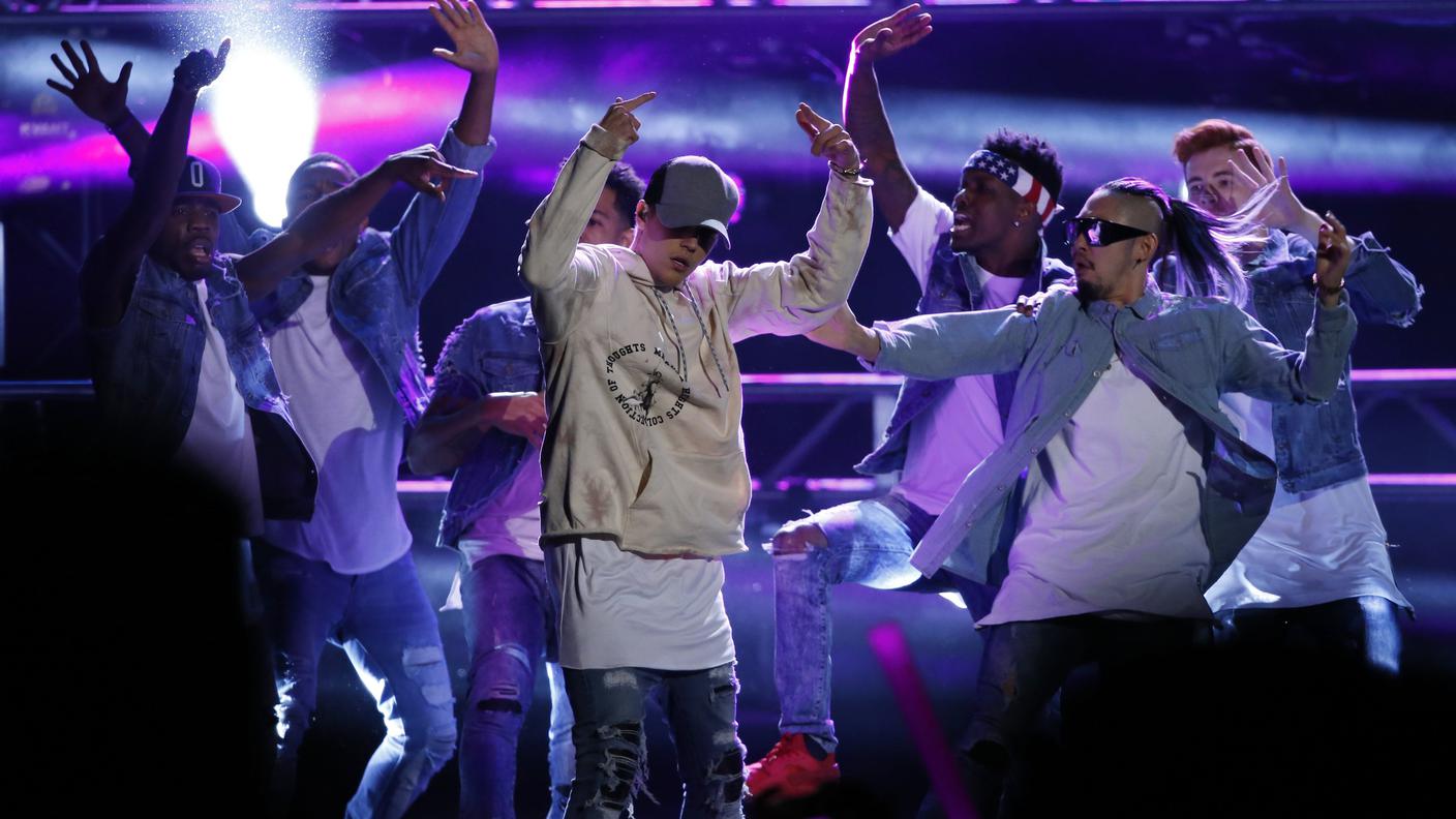 Justin Bieber ha vinto per la miglior collaborazione canora 2015