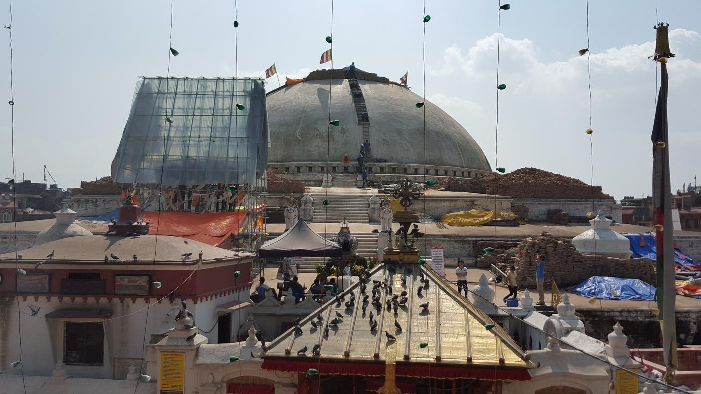 La ricostruzione avanza, lentamente del tempio di Bodnath
