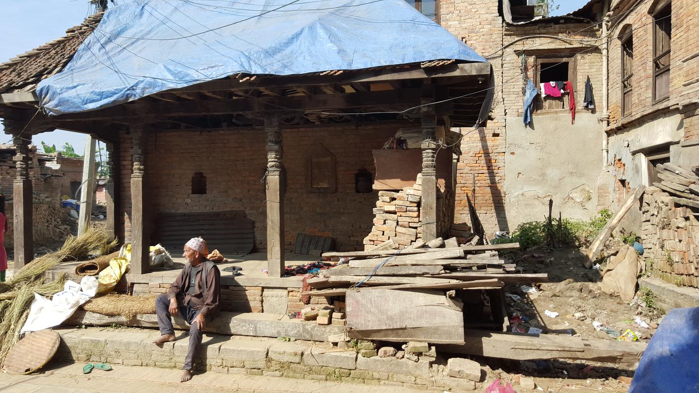 I segni ancora ben visibili del terremoto a Bhaktapur