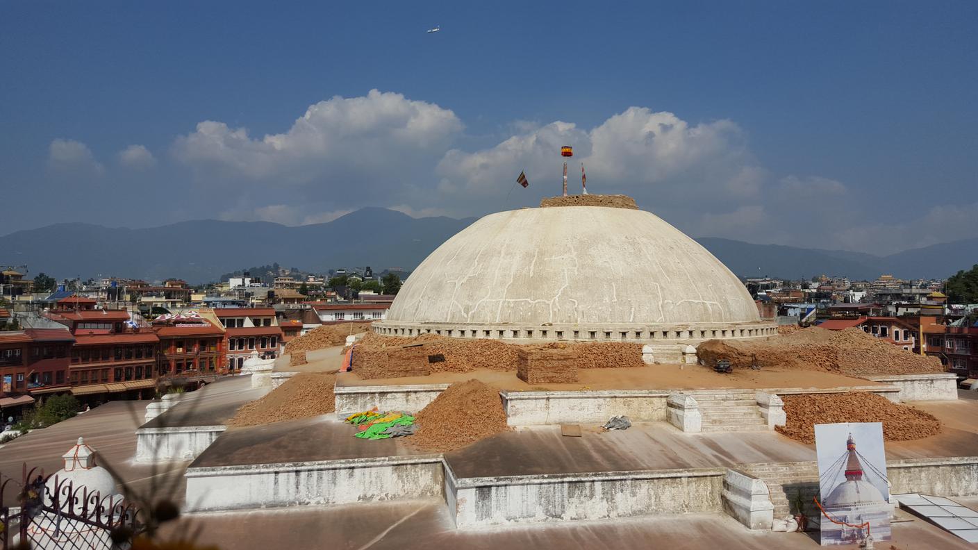 La ricostruzione avanza, lentamente del tempio di Bodnath, due settimane dopo...