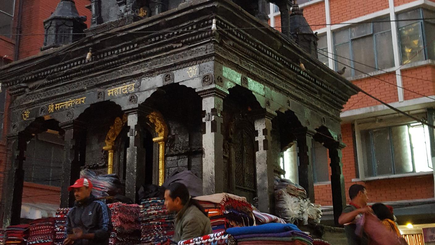 Tessuti e tappeti nella via delle stoffe di Kathmandu
