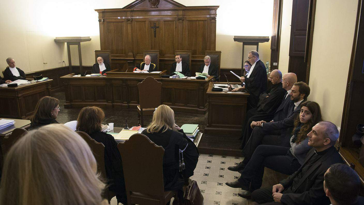 Il processo si tiene nell'aula del tribunale vaticano