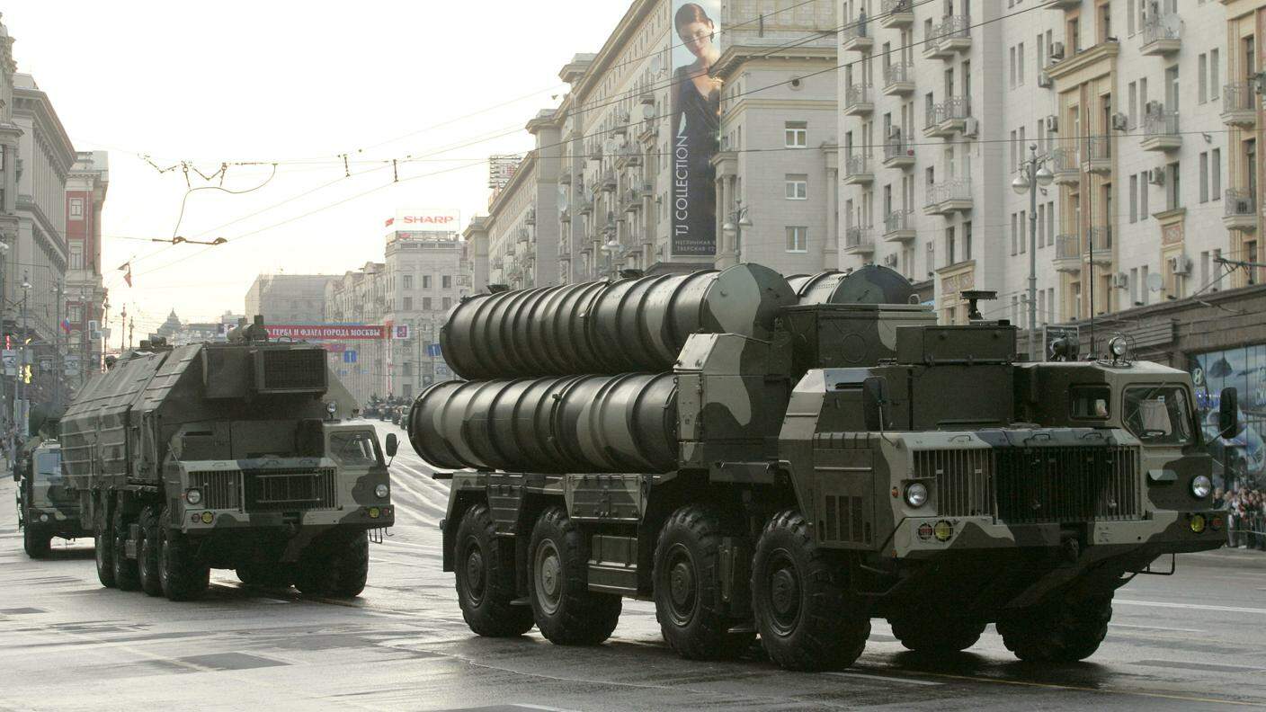 Un camion russo con i sistemi antimissile S-300 che arriveranno in Siria