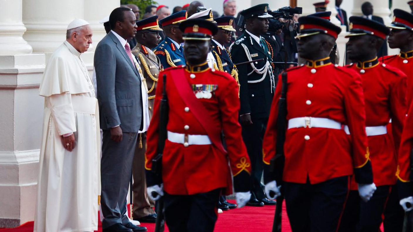 Onori militari all'ospite, qui con il presidente Kenyatta 