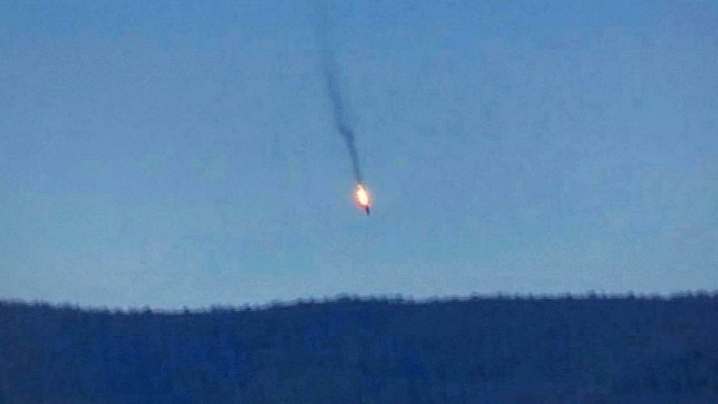 Un'immagine della caduta del Sukhoi-24 in fiamme