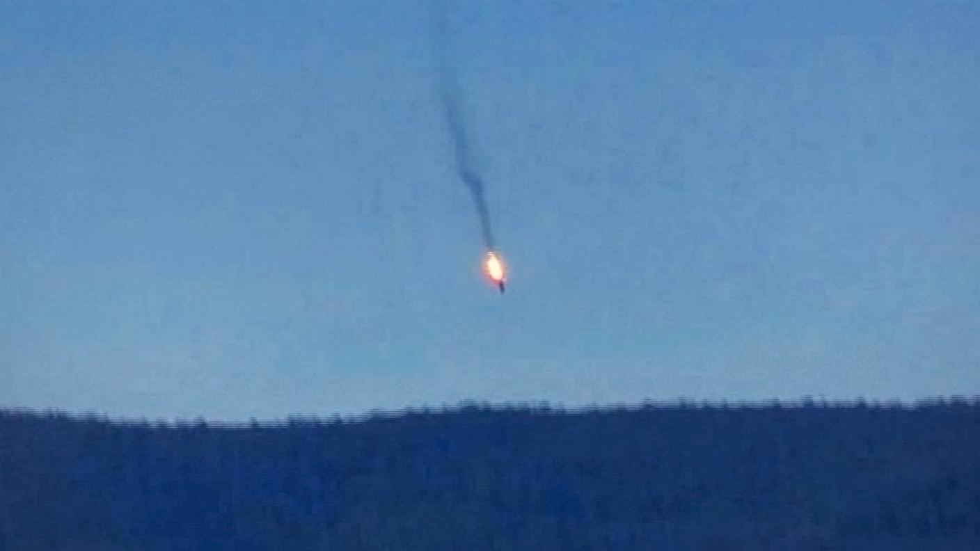 Un'immagine della caduta del Sukhoi-24 in fiamme
