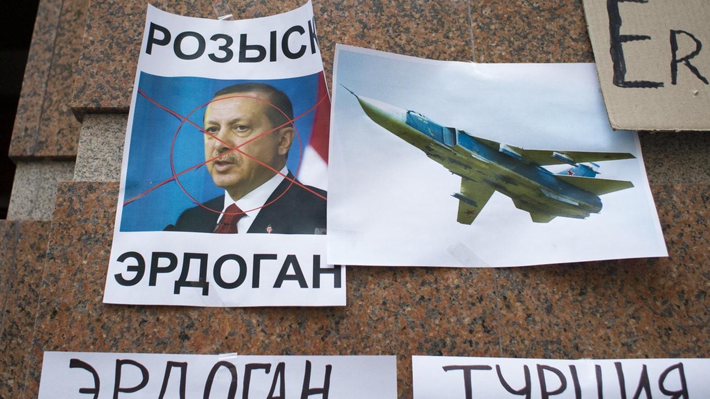 Immagini di protesta contro la Turchia e il suo presidente Erdogan, collocate all'esterno dell'ambasciata turca a Mosca