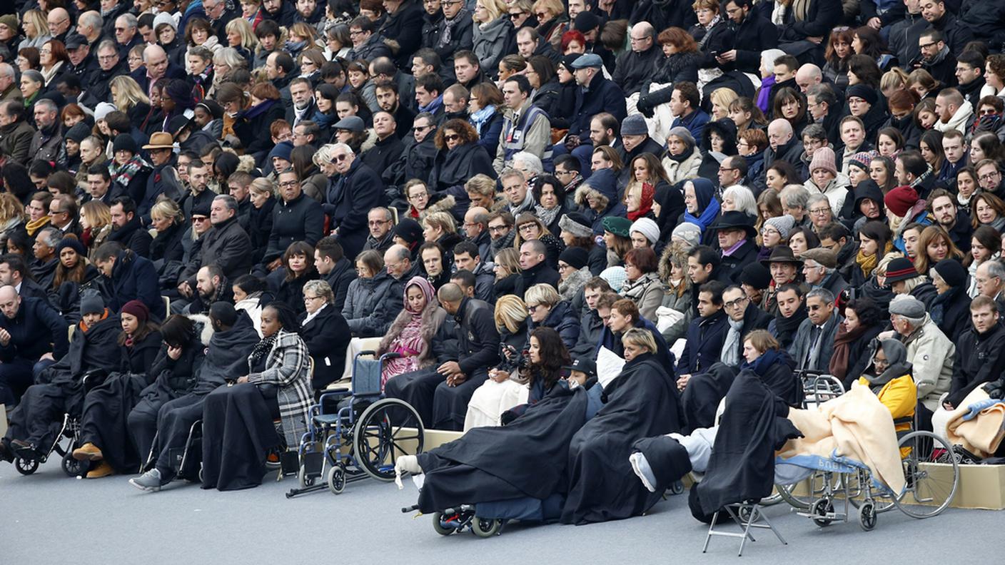 Alcune delle persone ferite negli attentati nel cortile degli Invalides