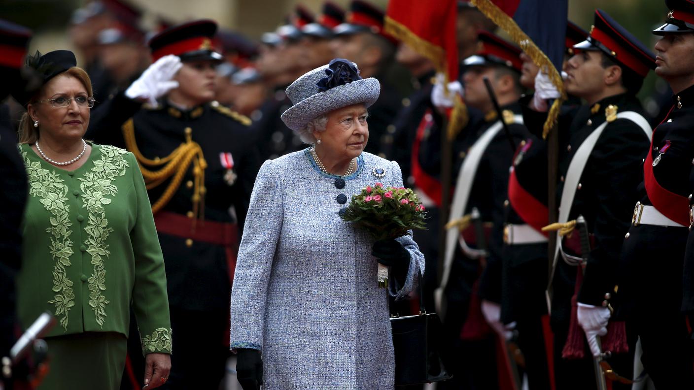 Prima il dovere e poi il piacere: l'ispezione della guardia d'onore a La Valletta