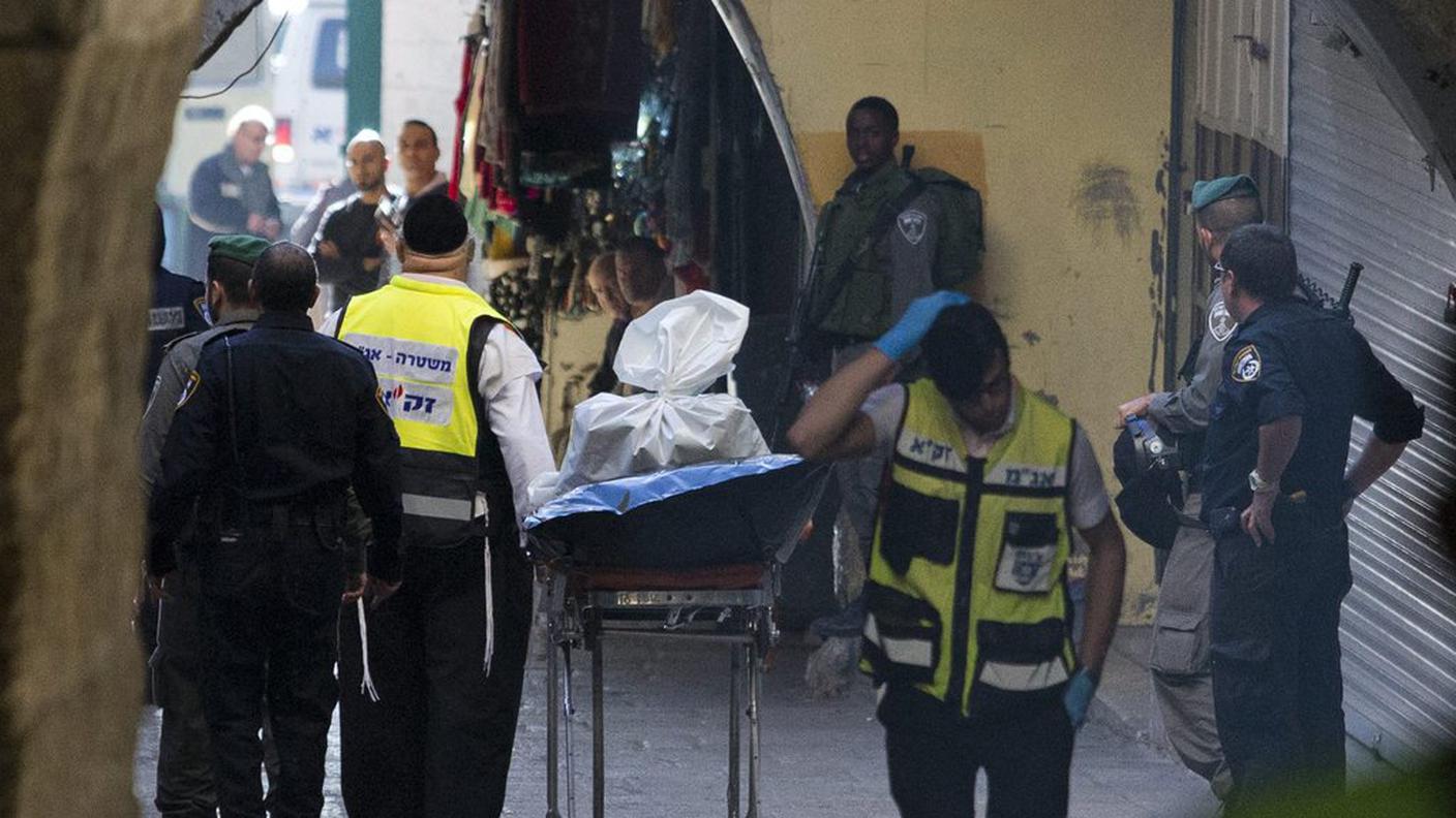 I soccorritori sul luogo dell'assalto al poliziotto